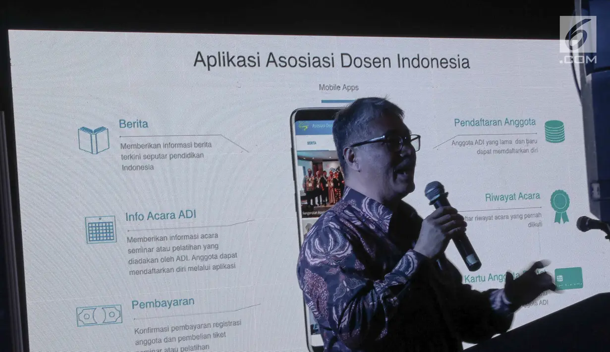 Ketua DPP ADI bidang IT Wendi Usino meluncurkan Aplikasi ADI dalam acara pembukaan pameran World Post Graduate 2018 di Jakarta, Sabtu (12/5). Acara ini juga untuk Peringatan Hari Kebangkitan Dosen Indonesia. (Liputan6.com/Faizal Fanani)