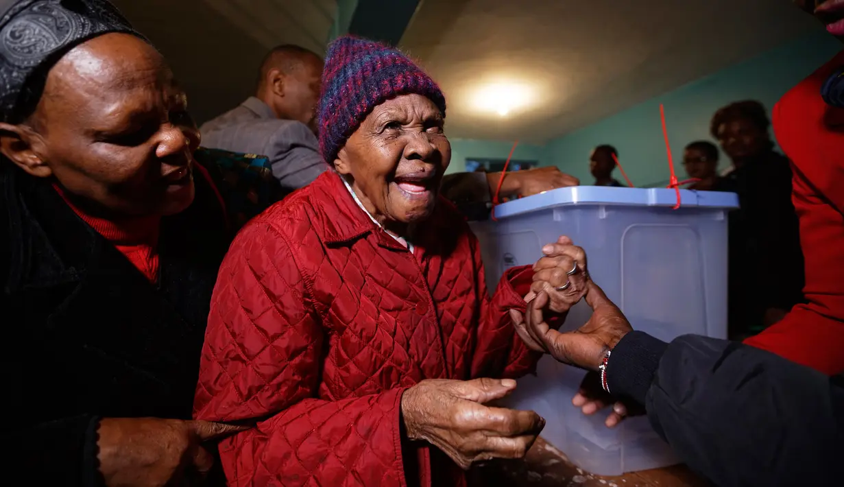 Lydia Gathoni Kiingati (102) saat akan meninggalkan sebuah TPS usai menggunakan hak suaranya di Gatundu, utara Nairobi, Selasa (8/8). Masyarakat Kenya melaksanakan pesta demokrasi dengan memberikan suara pada pemilihan presiden. (AP Photo/Ben Curtis)