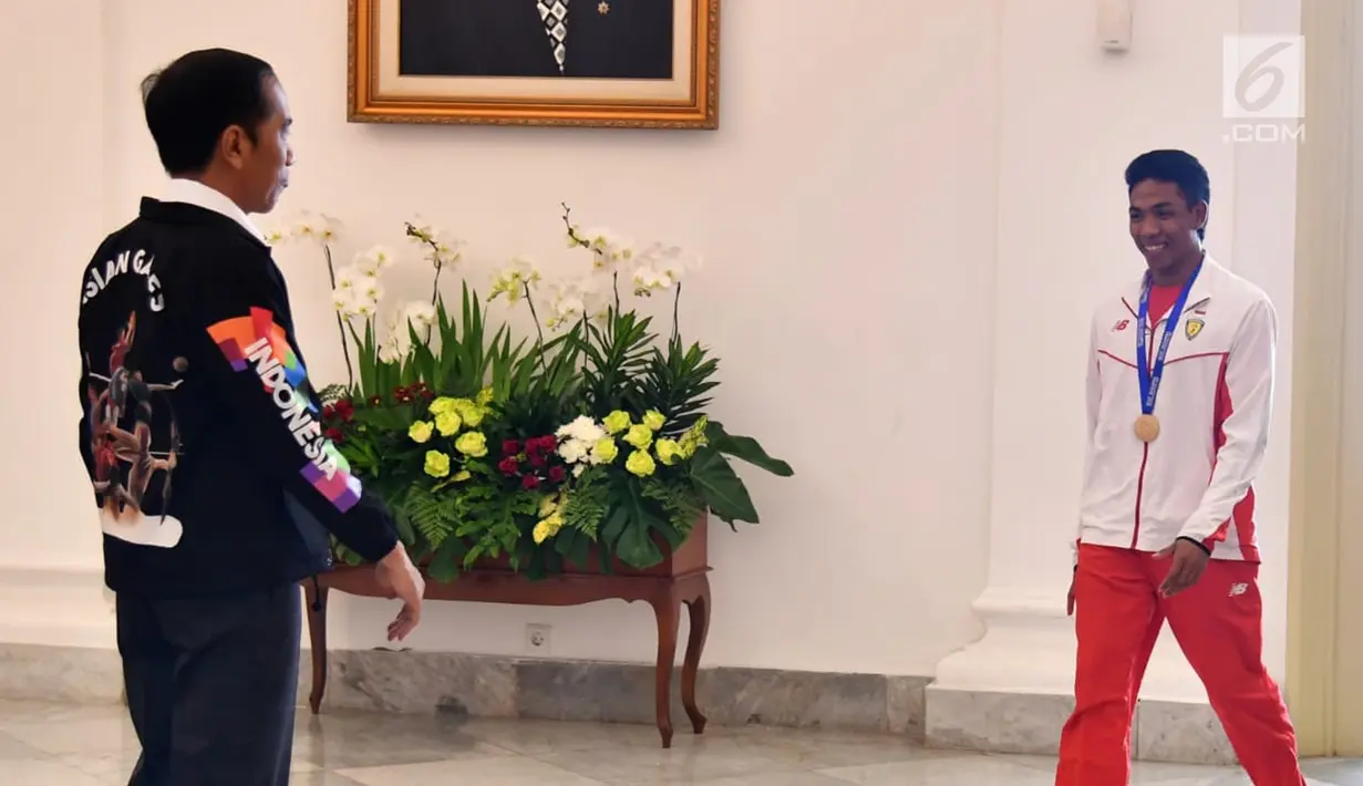 Presiden Joko Widodo atau Jokowi (kiri) menyambut kedatangan sprinter Lalu Muhammad Zohri (kanan) di Istana Bogor, Jawa Barat, Rabu (18/7). Jokowi menerima langsung kedatangan Zohri sekira pukul 14.00 WIB. (Liputan6.com/Pool/Biro Pers Setpres)