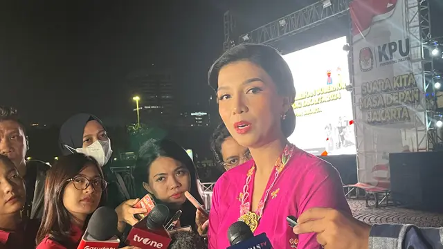 Anggota KPU DKI Jakarta Astri Megatari di acara Peluncuran Tahapan Pilgub Jakarta 2024 di Sisi Selatan Monas, Jakarta Pusat, Sabtu malam (25/5/2024). (Liputan6.com/Winda Nelfira)