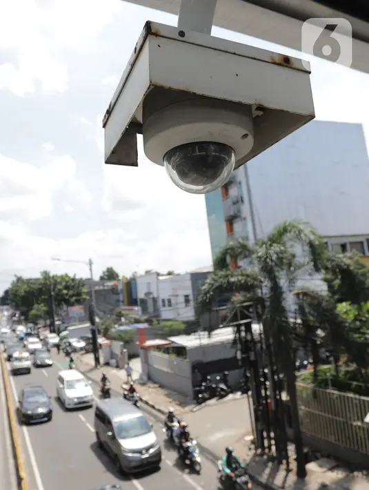 Kamera pengawas terpasang di area halte bus transjakarta di kawasan Buncit Raya, Jakarta, Selasa (14/1/2020). Lewat kamera CCTV tersebut, Kepolisian Lalu Lintas dapat mendeteksi aktivitas pengemudi yang melanggar aturan di ruas jalur bus Transjakarta. (Liputan6.com/Herman Zakharia)
