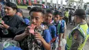 Petugas keamanan memeriksa tiket penonton pertandingan Persib melawan Persija di Stadion Gelora Bandung Lautan Api, Bandung, Sabtu (16/7/2016). Persib dan Persija akan bertanding dalam lanjutan TSC 2016. (Liputan6.com/Yoppy Renato)