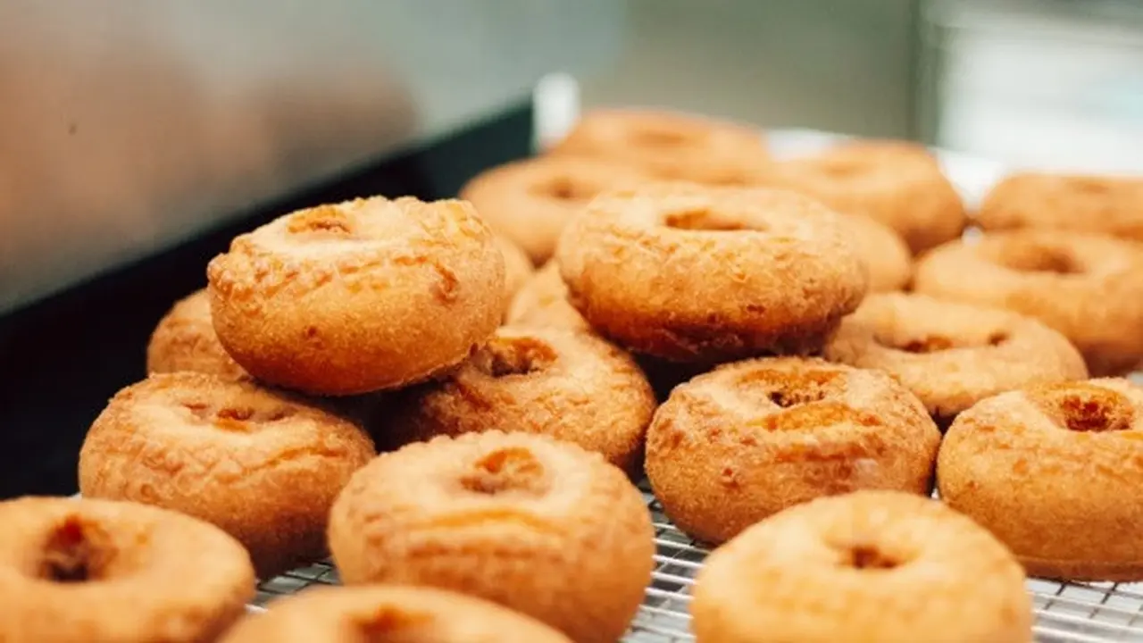 Ilustrasi Donat Mini (Photo by Shayna Douglas on Unsplash)