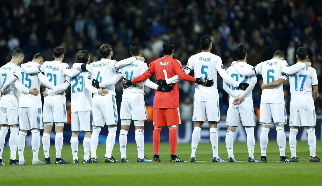 Para pemain Real Madrid mengheningkan cipta sebelum melawan Dortmund pada laga Liga Champions di Stadion Santiago Bernabeu, Madrid, Rabu (6/12/2017). Ritual ini dilakukan untuk mengenang madrid Henning Jensen. (AP/Francisco Seco)