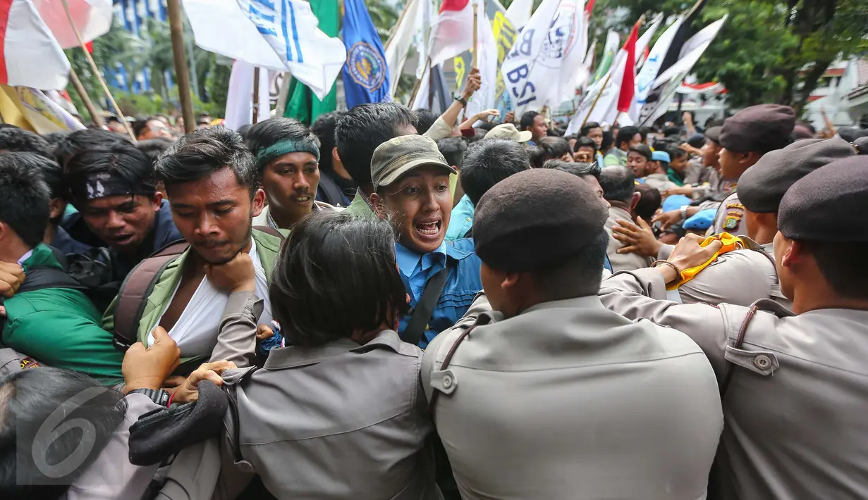 Massa yang tergabung dalam BEM Se-Jabodetabek terlibat bentrok dengan polisi di depan Istana Negara, Kamis (12/1). Mereka mengecam keras pemerintah dan jajarannya yang saling cuci tangan dengan kebijakan yang dibuatnya. (Liputan6.com/Faizal Fanani)