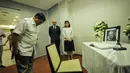 Ketua Umum Partai Gerindra, Prabowo Subianto memberikan salam hormat ketika melihat foto Mantan Perdana Menteri Singapura Lee Kuan Yew, Kedubes Singapura, Jakarta, Kamis (26/3/2015). (Liputan6.com/Faizal Fanani)