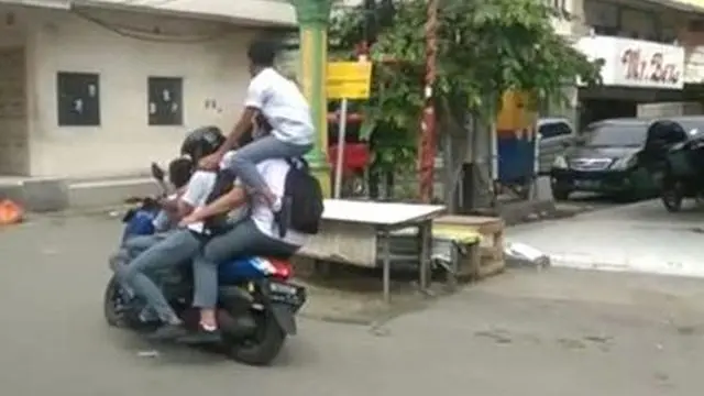 6 Potret Murid Boncengan saat Berangkat Sekolah Ini Bikin Tepuk Jidat