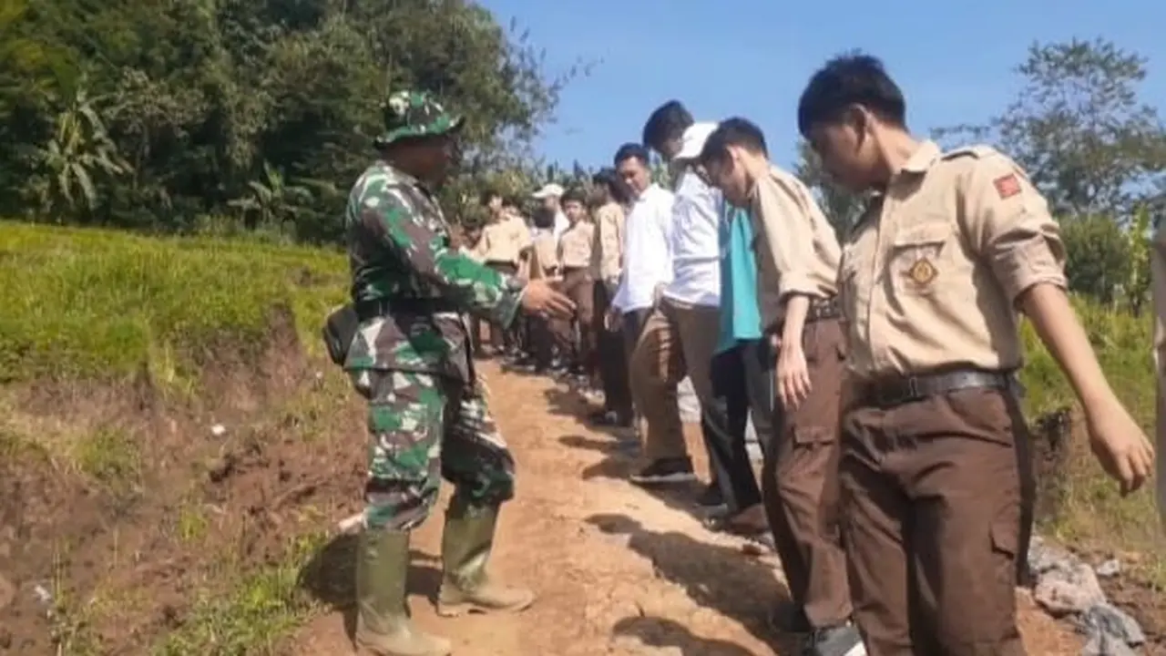 Ratusan Siswa SMP dan SMK Rasana Rosida, Desa Cintadamai, Kecamatan Sukaresmi, Garut, Jawa Barat bahu membahu membantu program TMMD ke-120. (Liputan6.com/Jayadi Supriadin)