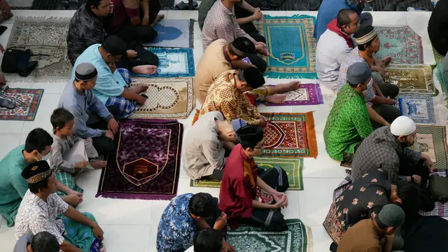 Ilustrasi berdoa setelah salat Tarawih