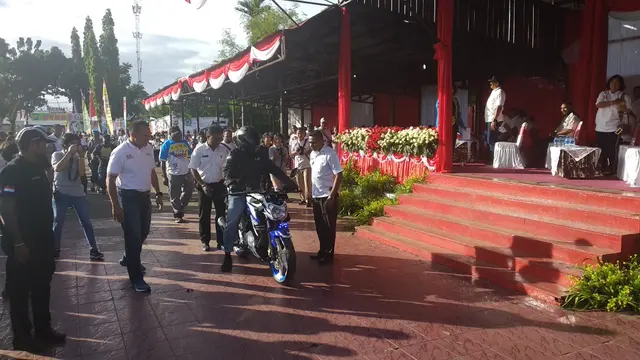 Aksi Gubenur Papua Barat hebohkan warga yang hadir di acara Millenial Road Safety Festival. (Liputan6.com/Nafiysul Qodar).