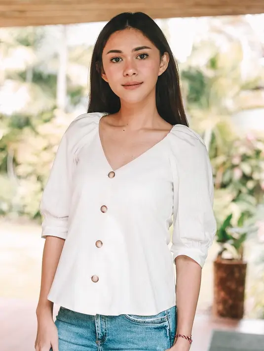 Gaya OOTD dari kakak Naysilla Mirdad ini juga bisa dijadikan sebagai inspirasi. Pasalnya, blouse putih yang dipadukan dengan celana jeans membuat penampilannya cukup santai namun memesona. (Liputan6.com/IG/@nanamirdad_)