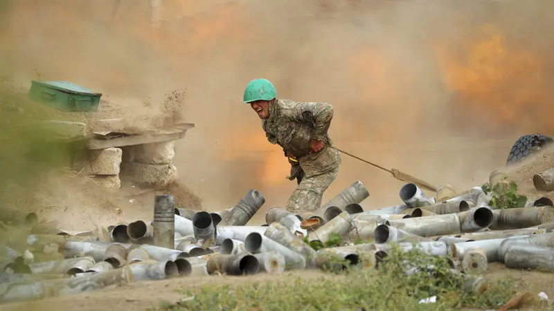 FOTO: Tentara Armenia Tembakkan Meriam ke Azerbaijan