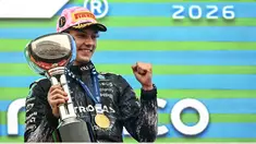 Pembalap Mercedes AMG Petronas asal Italia, Kimi Antonelli, merayakan kemenangannya di podium setelah Grand Prix Formula Satu Jepang di sirkuit Suzuka, prefektur Mie pada Minggu 29 Maret 2026. (Toshifumi KITAMURA/AFP)