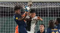 Jerman unggul 1-0 pada menit ke-29. Paris Brunner menunaikan tugas sebagai algojo tendangan penalti setelah Aymen Sadi ditemukan bersalah menekel Bilal Yalcinkaya. (AP Photo/Achmad Ibrahim)