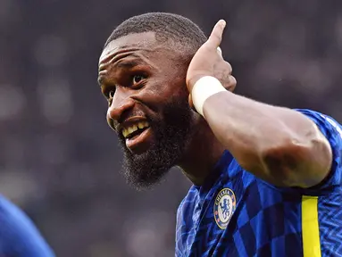 Antonio Rudiger - Bek timnas Jerman ini merupakan andalan sekaligus pilar kukuhnya sektor pertahanan The Blues. Kontraknya yang bakal berakhir Juni 2022 mendatang bisa menjadi celah bagi Real Madrid untuk memboyongnya ke Santiago Bernabeu musim depan. (AFP/Justin Tallis)