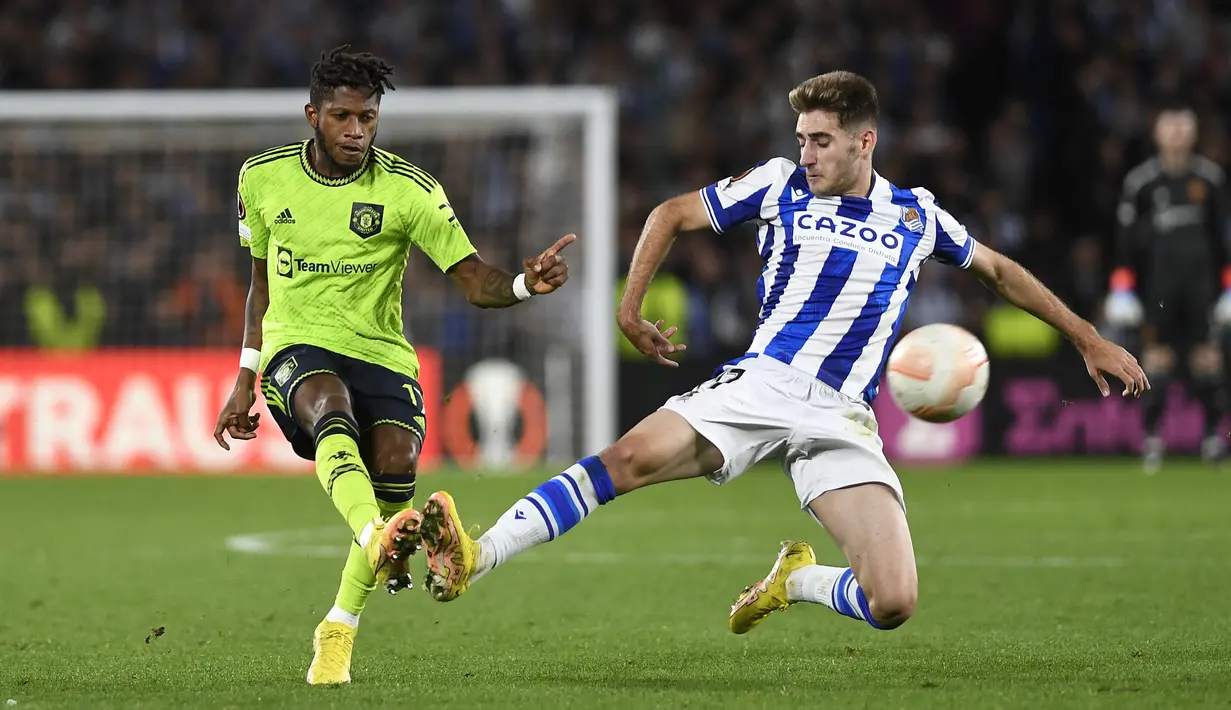 Gelandang Manchester United Fred (kiri) bersaing dengan gelandang Real Sociedad Roberto Navarro pada laga keenam Grup E Liga Europa 2022/2023 di Anoeta Stadium, Jumat (4/11/2022) dini hari WIB. Manchester United pun harus bersiap menghadapi kemungkinan bertemu tim raksasa seperti Barcelona atau Juventus. (ANDER GILLENEA/AFP)