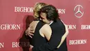Aktor Johnny Depp (kanan) memeluk aktris Kate Winslet saat menghadiri Gala Annual Palm Springs International Film Festival Awards ke-27 di Palm Springs, California, (2/1). Gala ini dihadiri sejumlah aktris dan aktor terkenal. (REUTERS/Danny Moloshok)