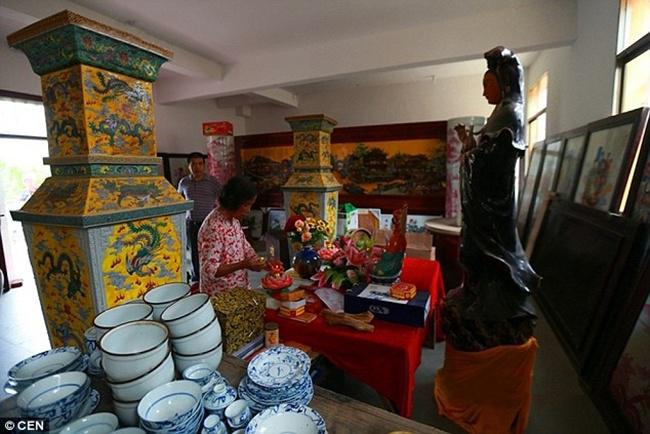 Suasana dalam istana keramik milik nenek Yu Ermei | Photo: Copyright dailymail.co.uk