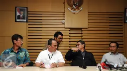 Plt Komisioner KPK, Johan Budi SP (kedua kanan) berbincang dengan stafnya jelang jumpa pers terkait operasi tangkap tangan pejabat Pemerintah Kabupaten Musi Banyuasin di gedung KPK Jakarta, Sabtu (20/6/2015). (Liputan6.com/Helmi Fithriansyah)