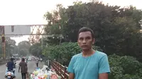 Chandra Kishore Patil berdiri di samping sungai Godavari India sambil membawa pluit untuk menghentikan para pembuang sampah plastik. (dok. Twitter @swethaboddu/ https://twitter.com/swethaboddu/status/1322370940831899648/Brigitta Bellion)