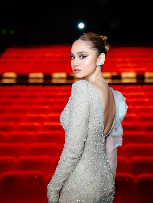 Dress berwarna silver ini juga diketahui memiliki model backless. Meski begitu, kesan anggun tetap terlihat dalam penampilan Syifa Hadju satu ini. (Liputan6.com/IG/@syifahadju)