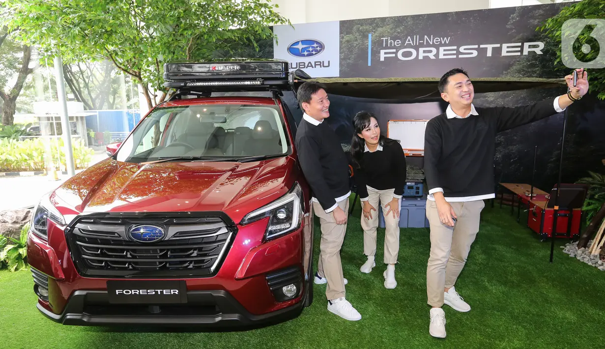 COO Subaru Indonesia Arie Christopher, Presiden Direktur Subaru Indonesia Paula Dewiyanti dan Director PT Plaza Auto Cipta Carlos Sanusi berswafoto pada peluncuran All-new Subaru Forester di Plaza Subaru, Alam Sutera, Rabu (18/5/2022). All new Forester hadir dengan Subaru Core Technology seperti, Subaru Global Platform, Boxer Engine, dan Symmetrical All-Wheel Drive dengan X-Mode, serta tampilan perdana dari sistem keselamatan aktif Subaru EyeSight generasi ke-4. (Liputan6.com/Fery Pradolo)