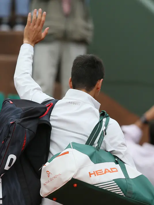 Novak Djokovic melambaikan tangan usai pertandingan melawan petenis Austria Dominic Thiem di perempatfinal Prancis Terbuka di stadion Roland Garros, Paris (7/6). Djokovic kalah 7-6, 6-3, 6-0.  (AP Photo/David Vincent)