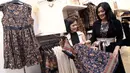Kecintaannya mengenakan pakaian berbahan dasar batik, Titi Kamal juga didapuk menjadi brand ambassador. Pemeran film Ada Apa Dengan Cinta itu merepresentasikan sosok wanita modern dan membawa dampak positif. (Nurwahyunan/Bintang.com)