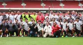 Presiden RI, Joko Widodo didampingi Ketua Umum PSSI, Erick Thohir dan Waketum PSSI, Zainudin Amali berfoto bersama dengan skuad Timnas Indonesia U-20 saat mengunjungi latihan Timnas Indonesia U-20 di Stadion Utama Gelora Bung Karno (SUGBK), Jakarta Pusat, Sabtu (1/4/2023). (Bola.com/M Iqbal Ichsan)