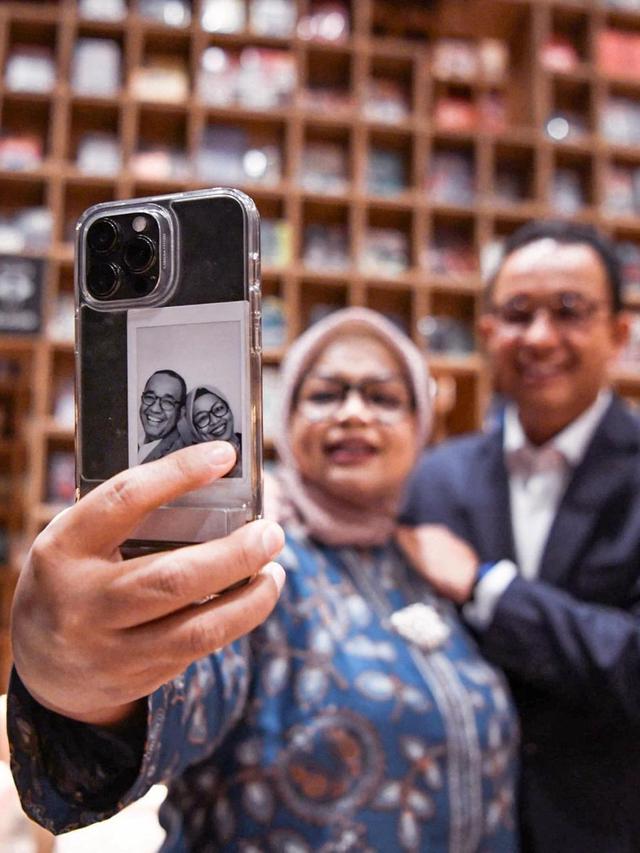7 Potret Kesederhanaan Fery Farhati Istri Anies Baswedan, Selalu Setia Mendampingi