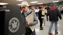Warga mengisi suara mereka untuk pemilihan presiden di sekolah James Weldon Johnson di kawasan East Harlem dari Manhattan, New York City, AS, Selasa (8/11). (REUTERS / Andrew Kelly)