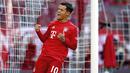Gelandang Bayern Munchen, Philippe Coutinho, melakukan selebrasi usai membobol gawang Koln pada laga Bundesliga di Allianz Arena, Sabtu (21/9/2019). Bayern Munchen menang 4-0 atas Koln. (AP/Matthias Schrader)