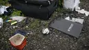 Sebuah koper terlihat tergeletak dilokasi jatuhnya pesawat MH17, Ukraina, Jumat (18/7/14). (REUTERS/Maxim Zmeyev)