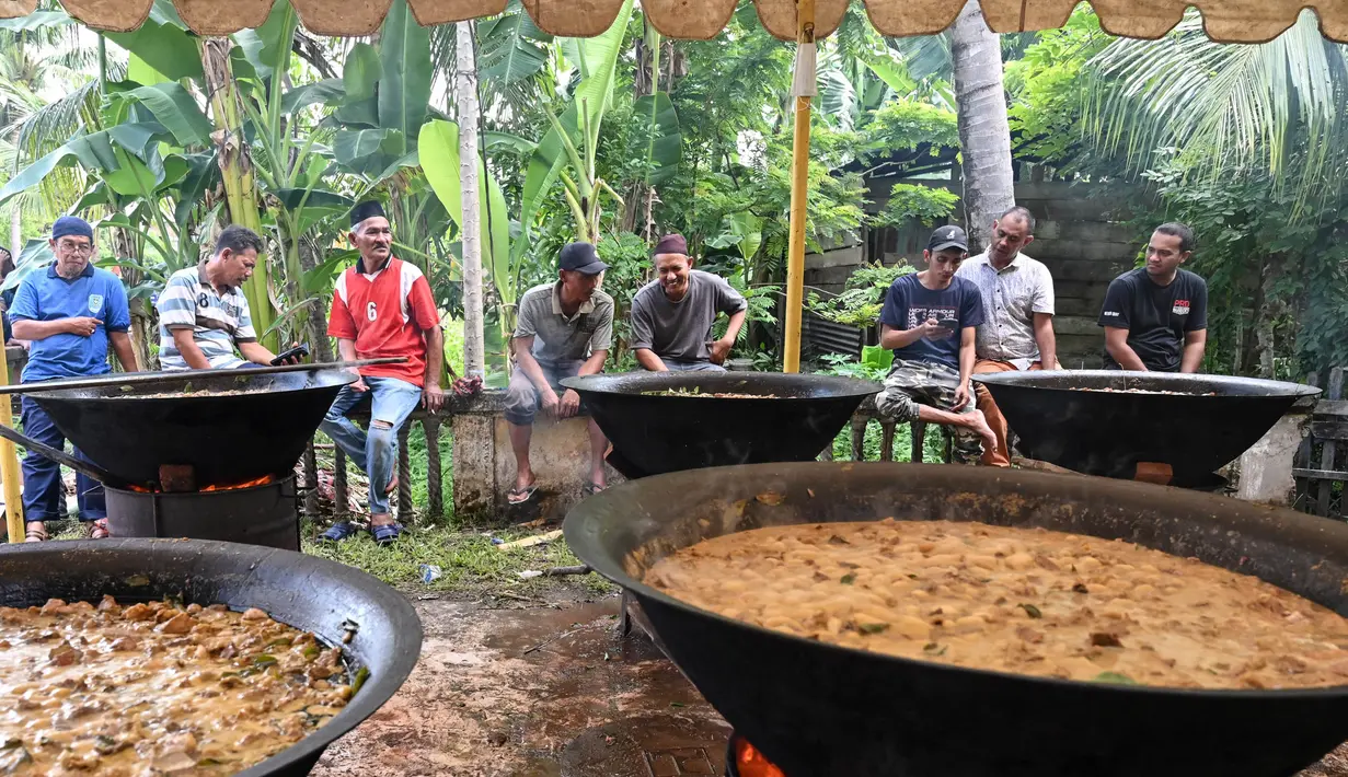 Kegiatan memasak kari tradisional sekaligus menjadi ajang silaturahim. (Chaideer Mahyuddin/AFP)