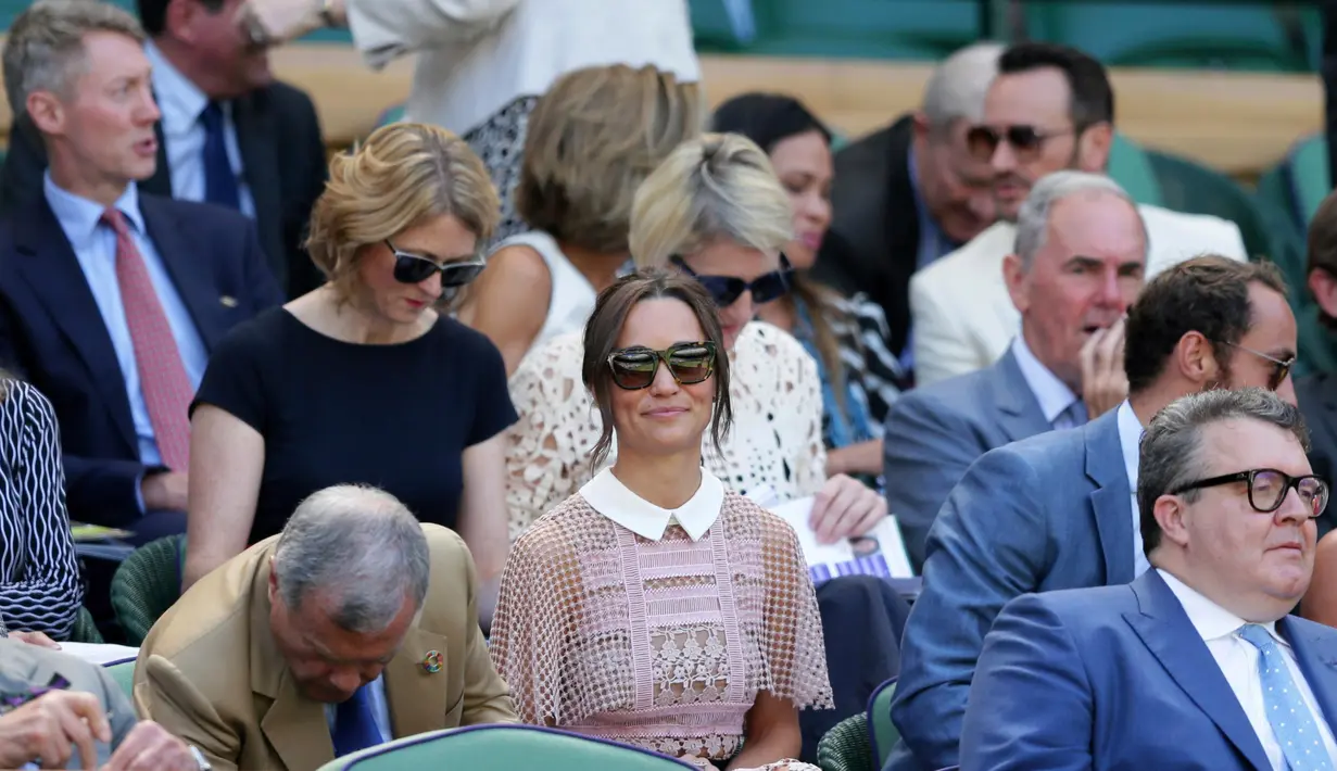 Pippa Middleton saat menyaksikan kejuaraan tenis Grand Slam Wimbledon 2017 di London, Rabu (5/7). Pippa datang bersama adiknya James Middleton menonton pertandingan yang mempertemukan Andy Murray dengan petenis Jerman Dustin Brown. (AP Photo/Tim Ireland)