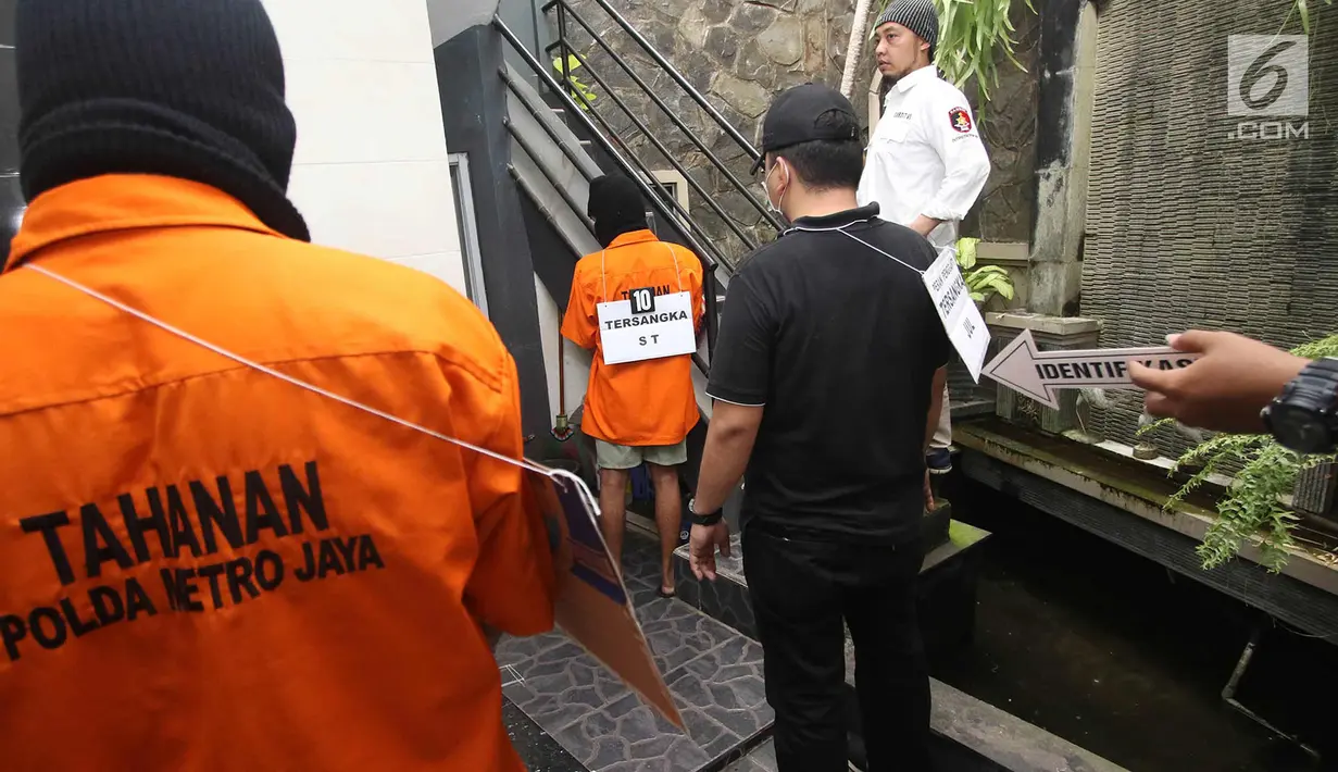 Suasana adegan rekonstruksi pembunuhan pasutri di Benhil, Jakarta, Senin (9/10). 26 adegan dilakukan dalam rekonstruksi kasus yang menyebabkan tewasnya Zakaria Husni (57) dan istrinya Zakiya Husni (52). (Liputan6.com/Immanuel Antonius)