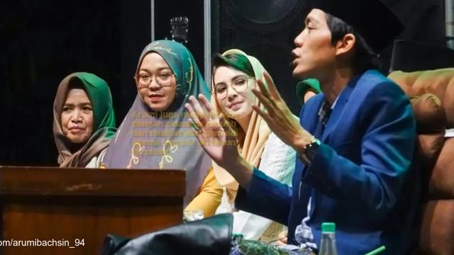 Arumi Bahsin hadir dipengajian Gus Iqdam tampil cantik dan anggun (SS: YT Kapan Lagi.com)