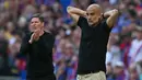 Pelatih Manchester City, Pep Guardiola memegang kepalanya dalam laga final Piala FA 2024/2025 melawan Crystal Palace yang berlangsung di Stadion Wembley, London, Inggris, Sabtu (17/05/2025) waktu setempat. (AFP/Glyn Kirk)
