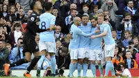 Para pemain Manchester City merayakan gol Bernardo Silva saat melawan Swansea City pada lanjutan Premier League di Etihad Stadium, Manchester, (22/4/2018). Manchester City menang 5-1. (AP/Rui Vieira)