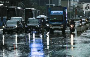 Kenderaan melintas saat hujan di Bundaran HI, Jakarta, Senin (1/11/2021). BMKG mengeluarkan peringatan dini cuaca ekstrem berupa hujan dengan intensitas sedang hingga lebat yang dapat disertai kilat atau petir, dan angin kencang untuk berbagai wilayah di Indonesia. (Liputan6.com/Faizal Fanani)
