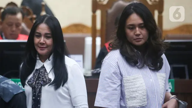 Istri Rafael Alun, Ernie Meike Torondek dan anak Rafael Alun, Angelina Embun Prasasya