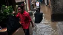Warga tampak tetap beraktivitas seperti biasa meski banjir menggenangi rumah mereka di kawasan Kampung Pulo, Jakarta, Kamis (13/11/2014). (Liputan6.com/Johan Tallo)