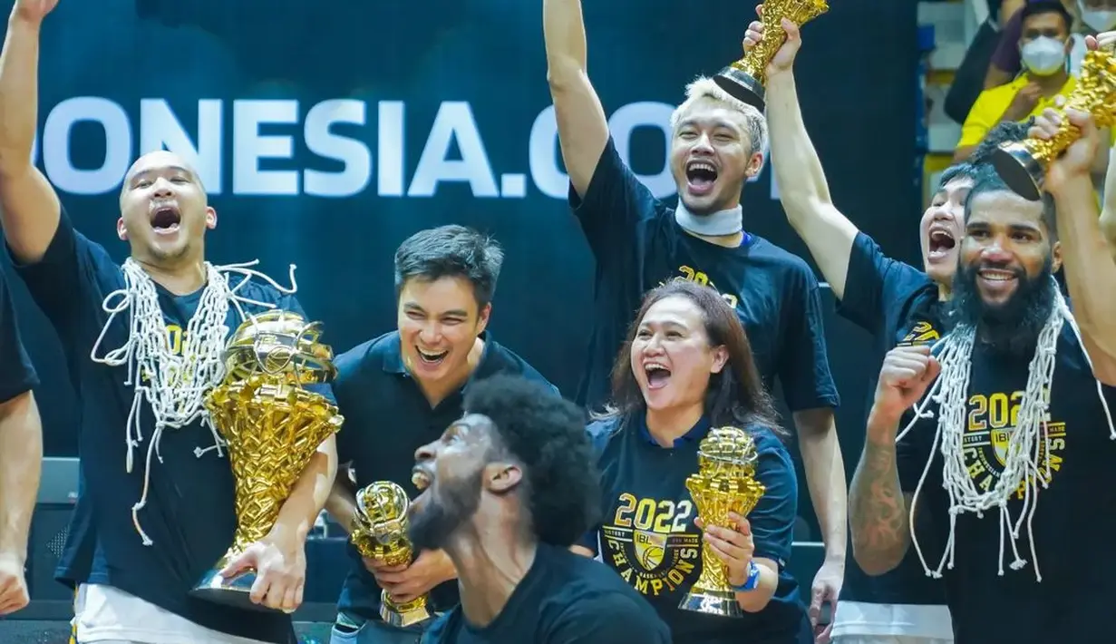 “Bukan hanya kebahagiaan. Di belakang itu, banyak perasaan yang ga bisa diungkapkan. Ada rasa sedih, sedikit rasa ga percaya, ada rasa kebenggaan yg tinggi kpd teman dan diri sendiri,” Baim Wong mencuit. Ia menekankan kemenangan ini hasil kerja tim tanpa mengabaikan unsur sportivitas. “Ada rasa solidaritas yang tinggi, ada rasa ingin merangkul lawan,banyak banyak perasaan lainnya,” bintang film Bebas dan Dilema menambahkan. (Foto: Dok. Instagram @baimwong)