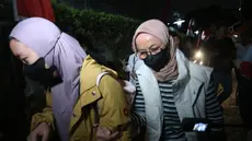 Istri Bupati Pemalang Anom Widiyantoro, Noor Faizah Maenofie dikawal penyidik KPK saat tiba di Gedung Merah Putih KPK, Jakarta, Rabu (29/7/2026). (KLY/ Arie Basuki)