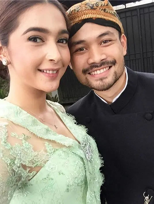 "Dia sih selalu bilang cantik kalau berhijab, kalau nggak juga cantik," ucap Nabila Syakieb, di FFB 2016, Bandung, Jawa Barat, Sabtu (24/9/2016) malam. (Instagram/nsyakieb85)