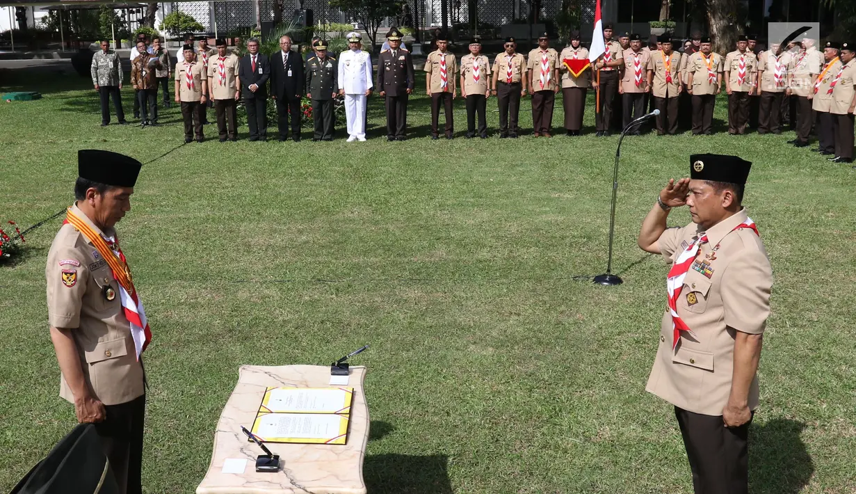 Komisaris Jenderal (Purn) Budi Waseso memberikan salam hormat kepada Presiden Joko Widodo (Jokowi) saat pelantikan Ketua Kwarnas Gerakan Pramuka masa bakti 2018-2023 di halaman Istana Merdeka, Kamis (27/12). (Liputan6.com/Angga Yuniar)