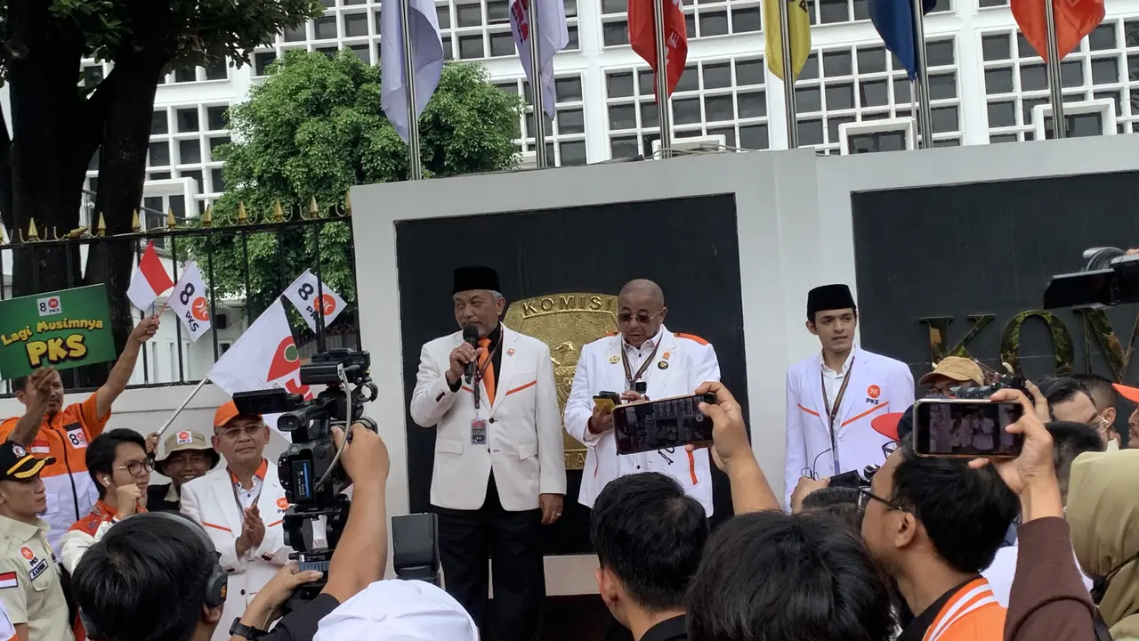 Partai Keadilan Sejahtera (PKS) mendaftarkan Bakal Calon Anggota Dewan Perwakilan Rakyat (DPR) dan Dewan Perwakilan Rakyat DAerah (DPRD) ke Komisi Pemilihan Umum (KPU),  Senin (8/5/2023).