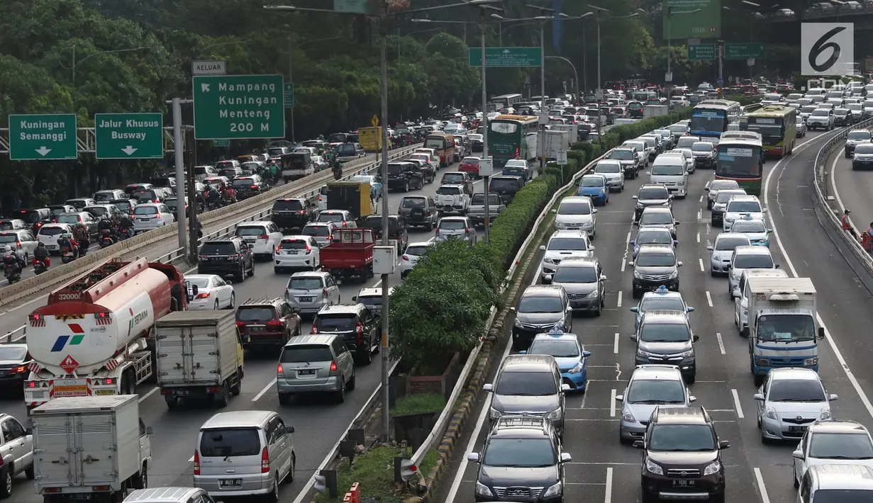 Suasana kemacetan di tol dan di Jalan Gatot Soebroto, Jakarta, Senin (5/6). Banyaknya warga yang ingin berbuka puasa di rumah, menyebabkan ruas jalan di Ibu Kota lebih macet dibanding biasanya, terutama jam pulang kerja. (Liputan6.com/Immanuel Antonius)