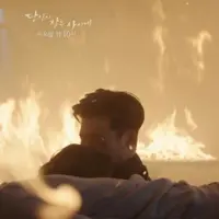 Menjelang akhir drama While You Were Sleeping, chemistry Lee Jong Suk dan Suzy semakin kuat. (Foto Via Soompi)