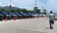 Antrean Kendaraan Pribadi di Dermaga Eksekutif Merak, Cilegon, Banten. (Minggu, 23/03/2025). (Yandhi Deslatama/Liputan6.com).